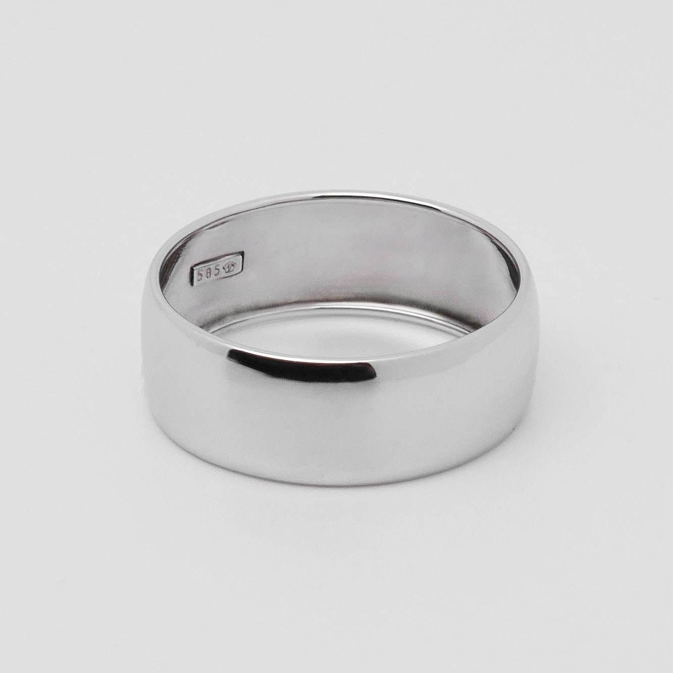 Detailansicht eines schlichten Bandrings aus Weißgold