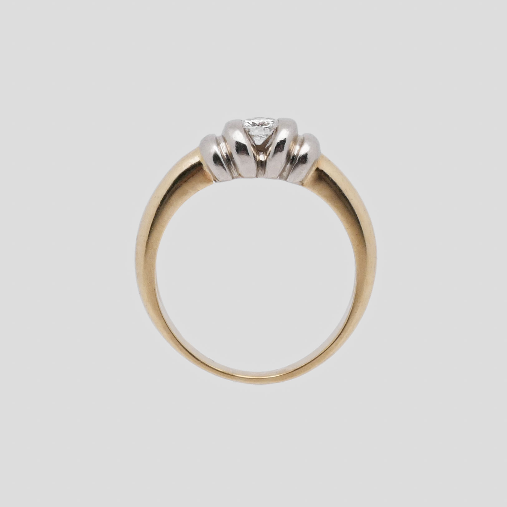 Seitenansicht eines Bicolor Solitär-Rings aus 585 Gold