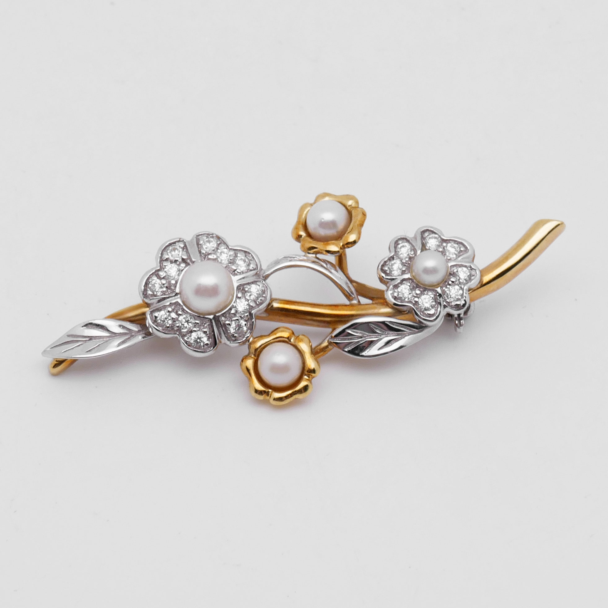 Florale Brosche aus 750 Gold mit vier Perlen und 20 Diamanten