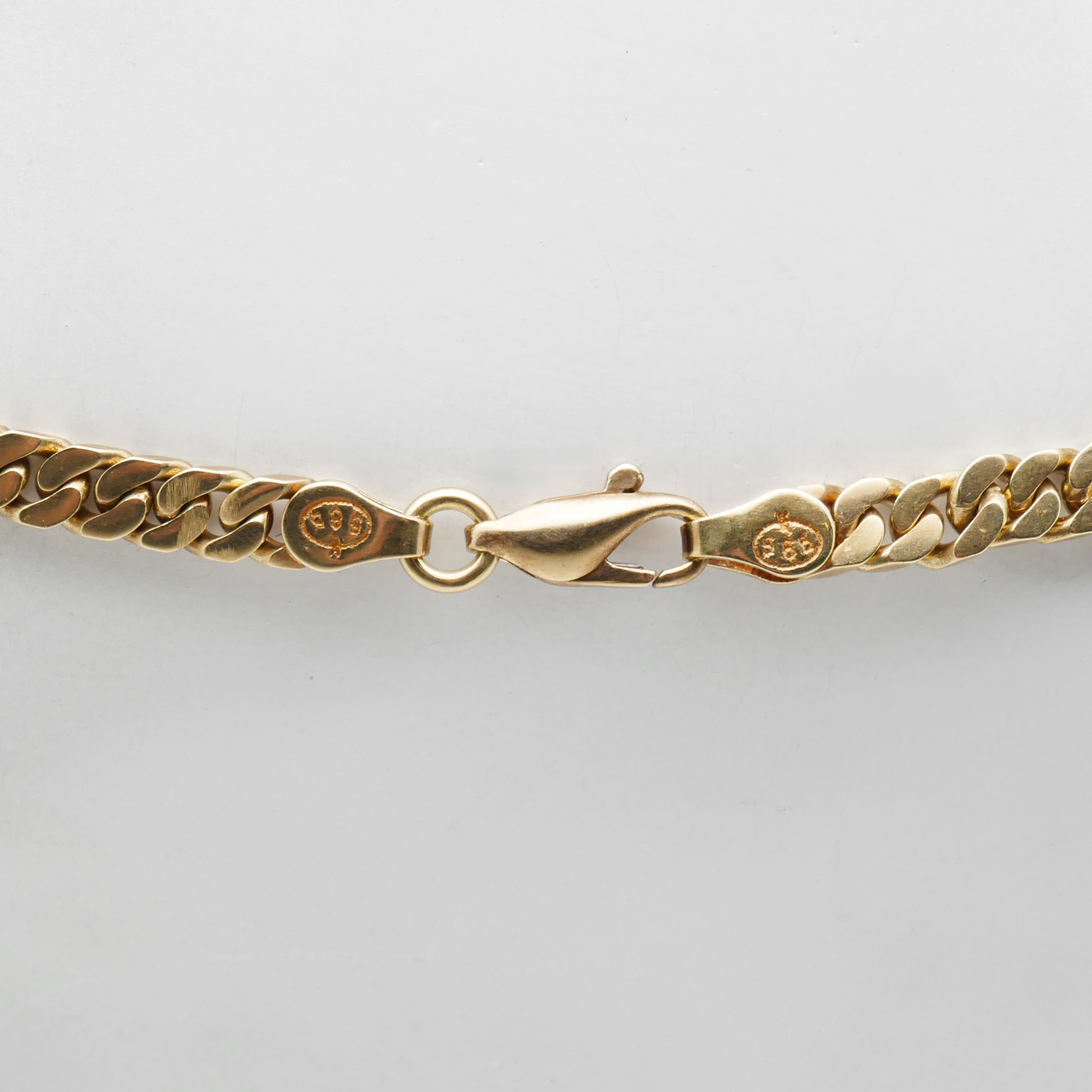 Verschluss einer massiven 585 Gelbgold-Panzerkette mit sichtbaren Punzen