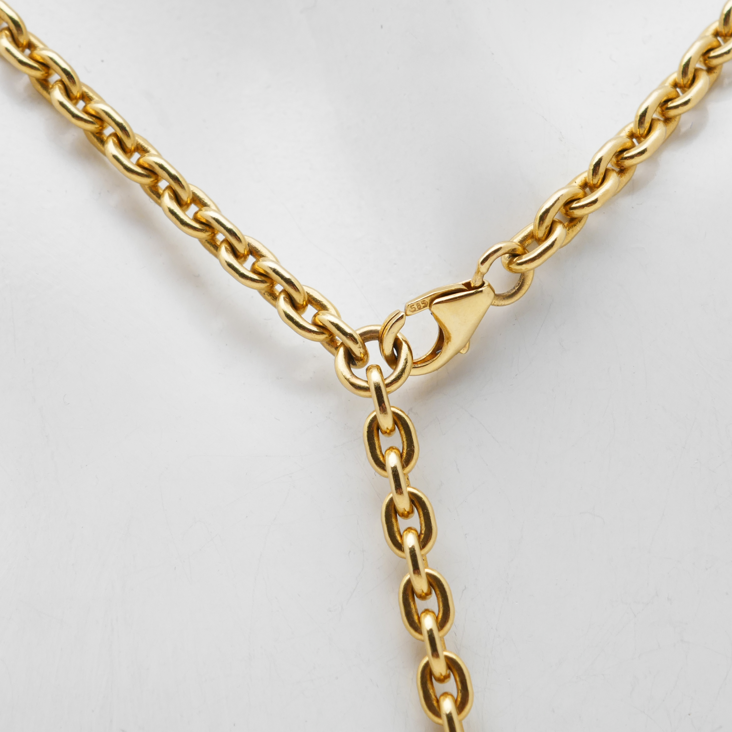 Detailansicht eines Gelbgold Colliers mit Karabinerverschluss und mittiger Anhängeraufnahme