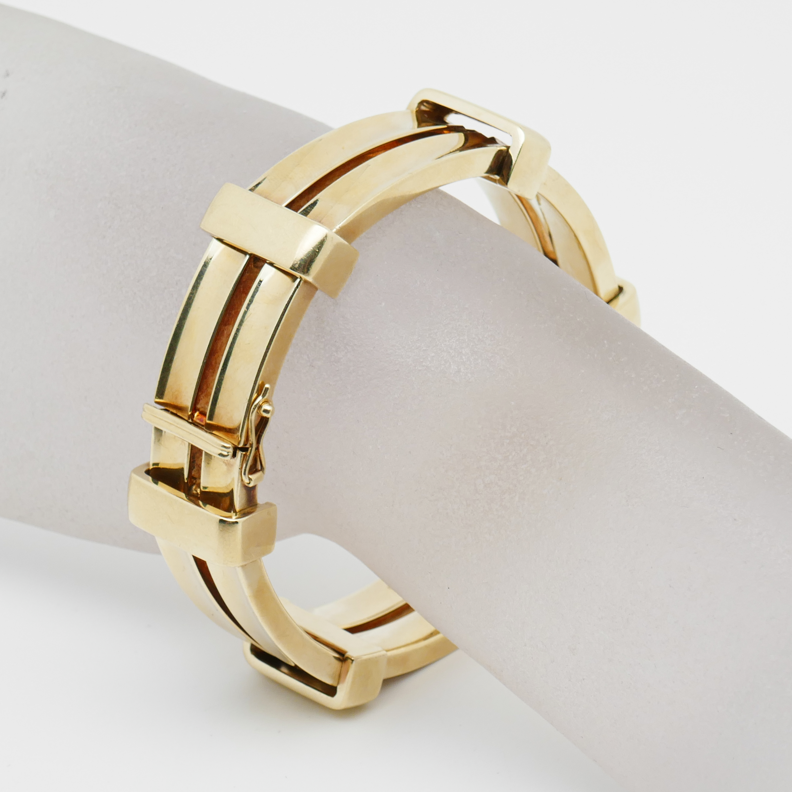 Armband aus 585 Gelbgold mit Kastenschloss und Sicherheitsacht am Handgelenk