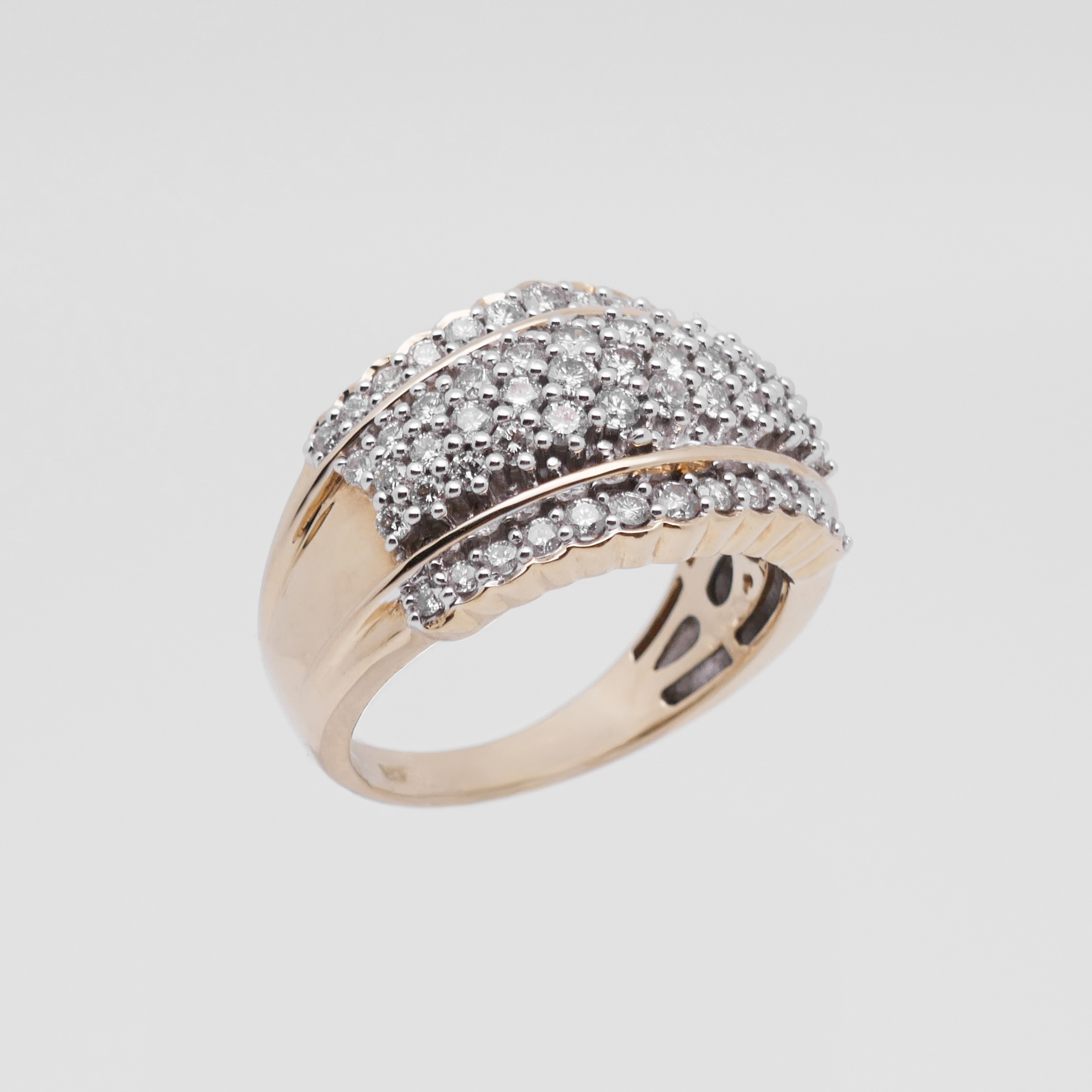 Cluster-Diamantring aus 585 Gelbgold in schräger Ansicht