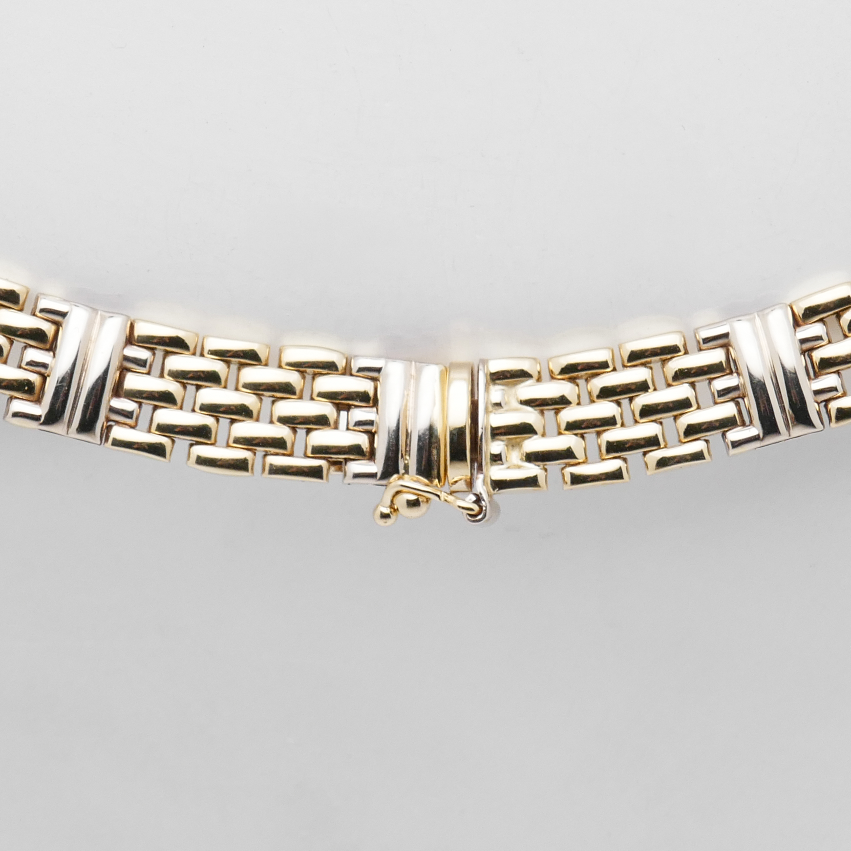 Detailansicht des Verschlusses eines Bicolor Colliers aus 585 Gold