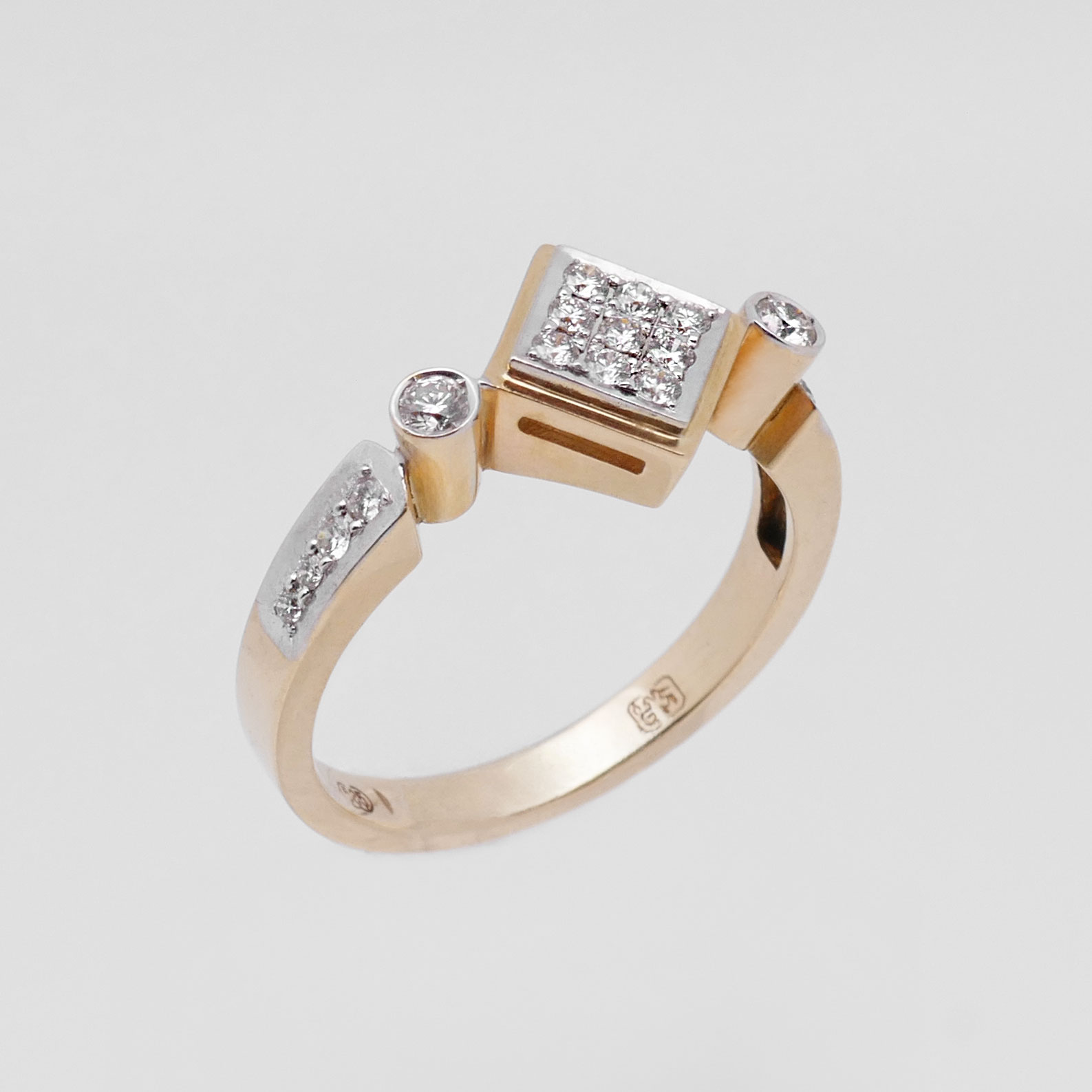 Seitliche Ansicht des Diamantrings aus 585 Gold