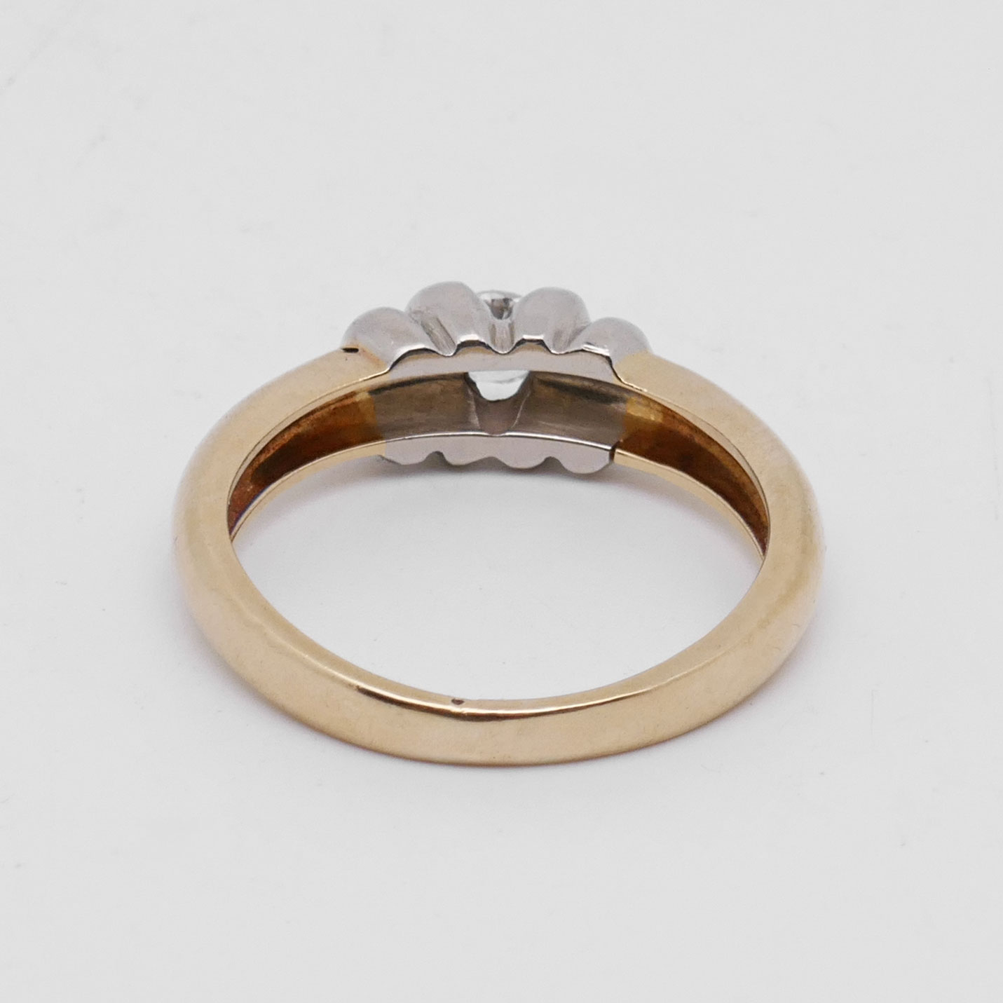 Rückansicht des Bicolor Diamantrings aus 585 Gold