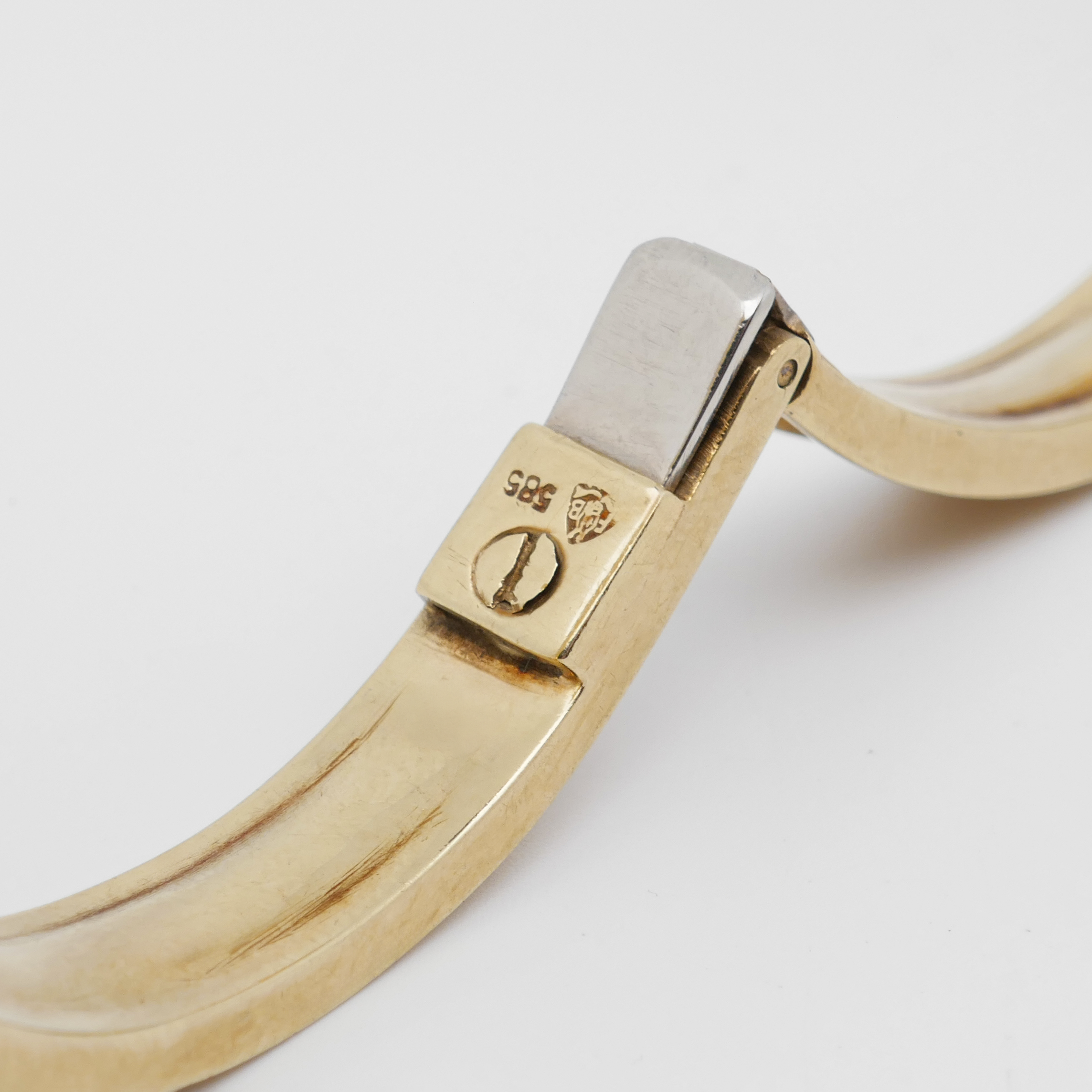Detailaufnahme eines 585 Gelbgold Armreifs mit sichtbarer Punze