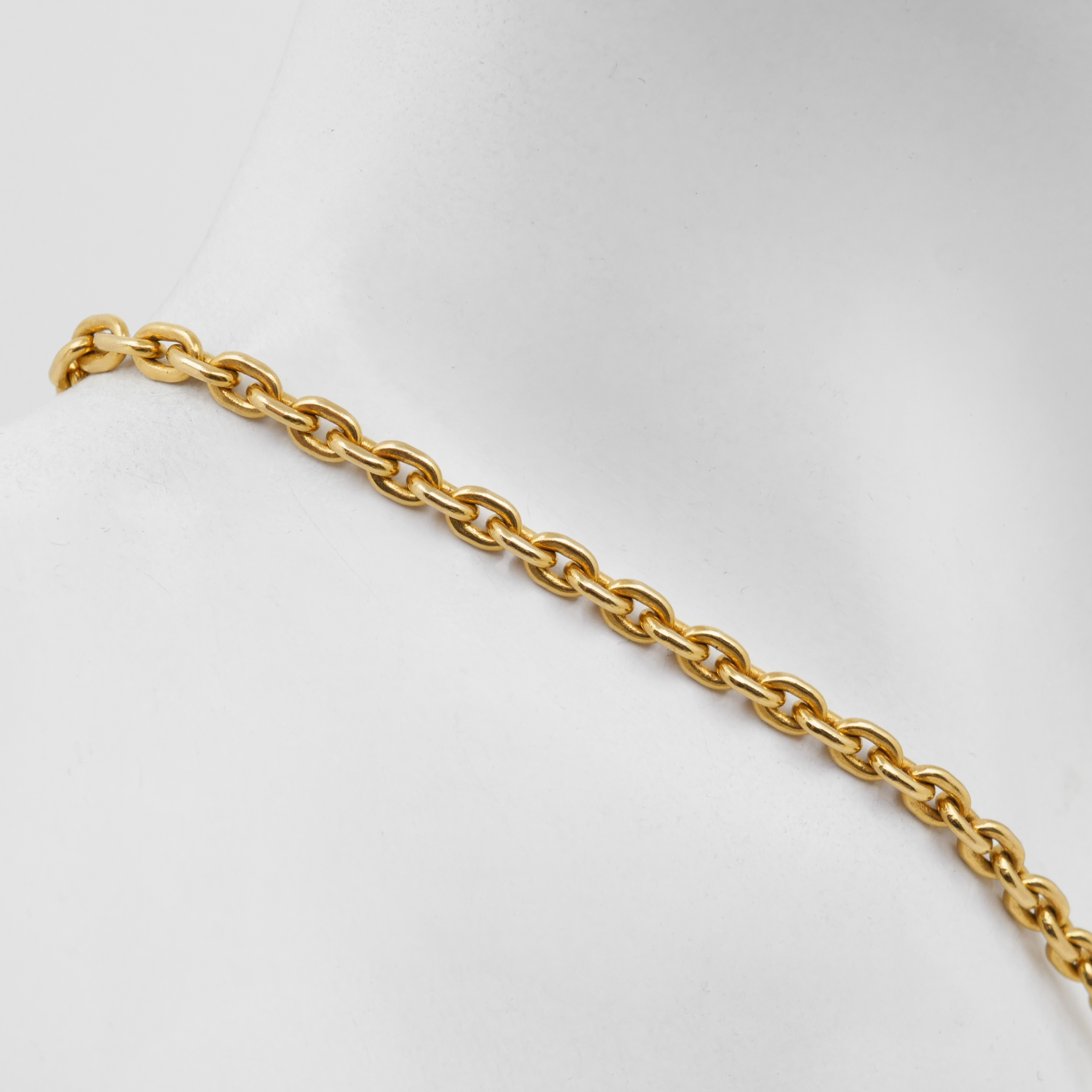 Nahaufnahme einer Ankerkette aus 585 Gelbgold von Toni Gard
