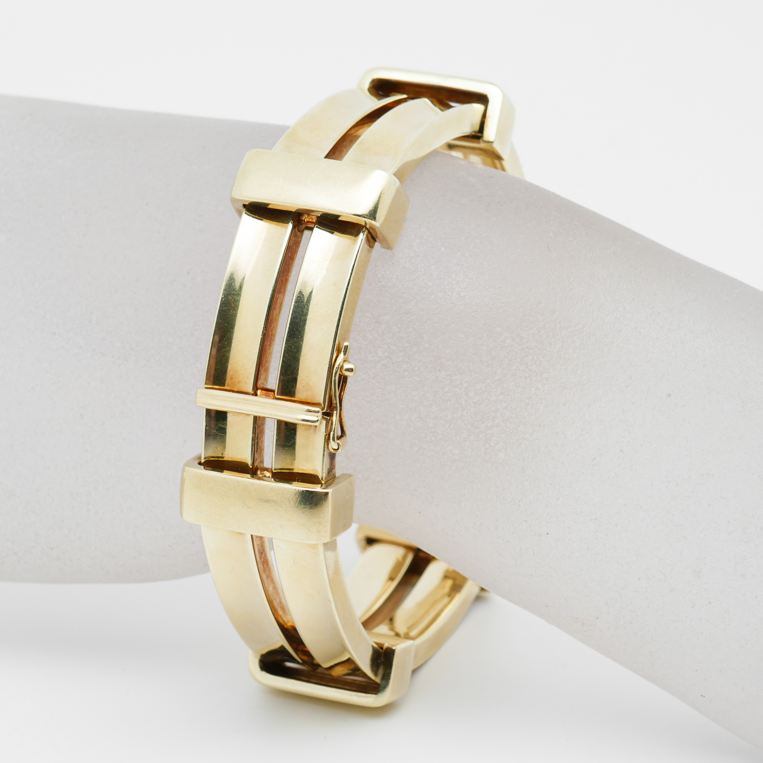 Geschlossenes Gliederarmband aus 585 Gelbgold mit breiter geometrischer Gestaltung