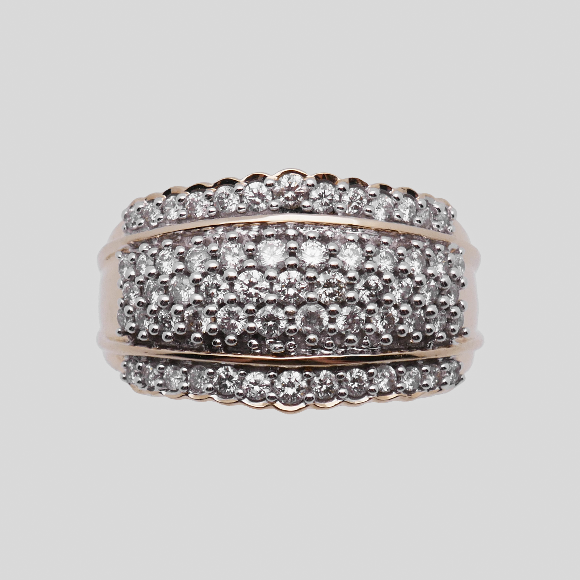 Seitenansicht eines breiten Diamantrings aus Gelbgold