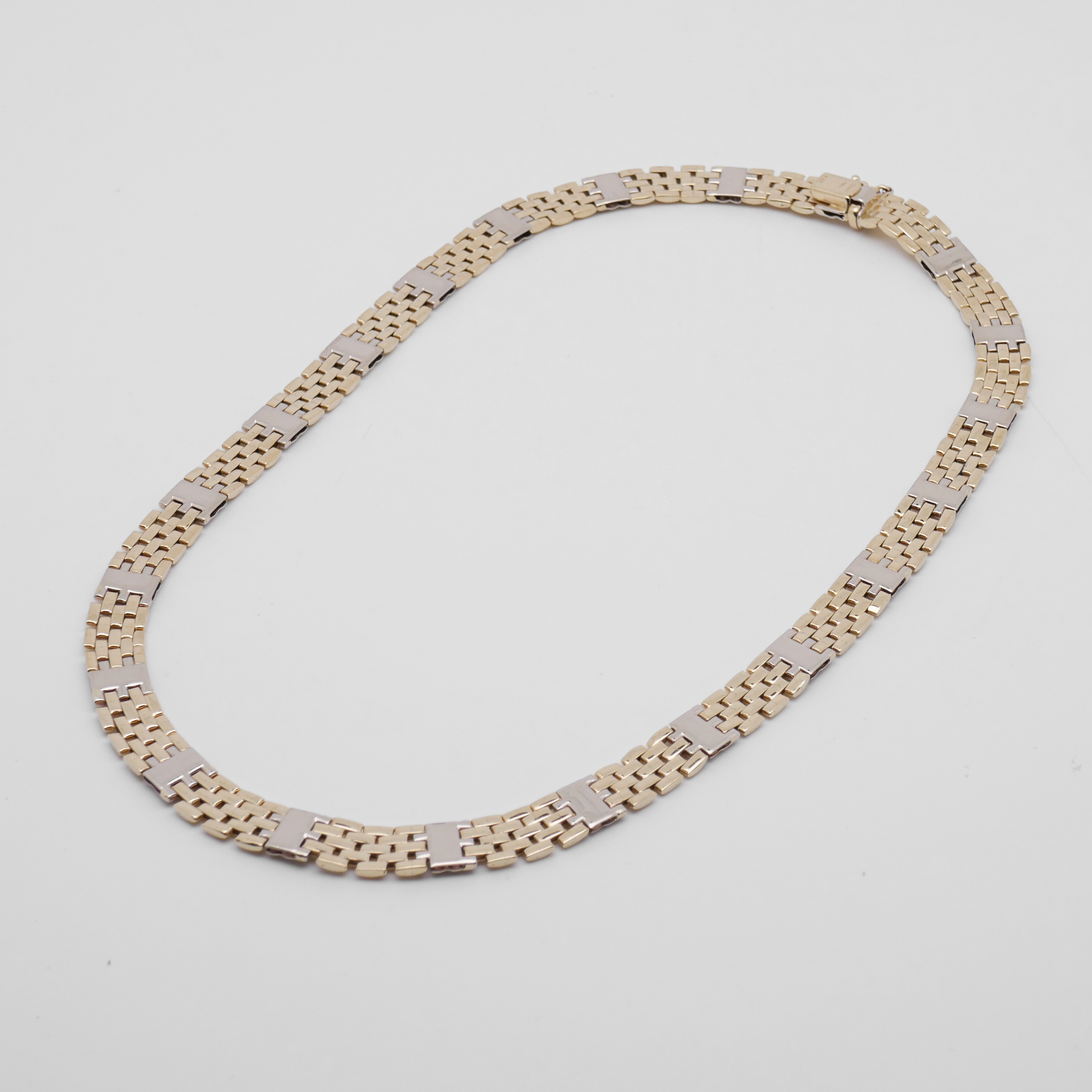 Freigestellt fotografiertes Bicolor Collier aus 585 Gold in ovaler Gesamtansicht
