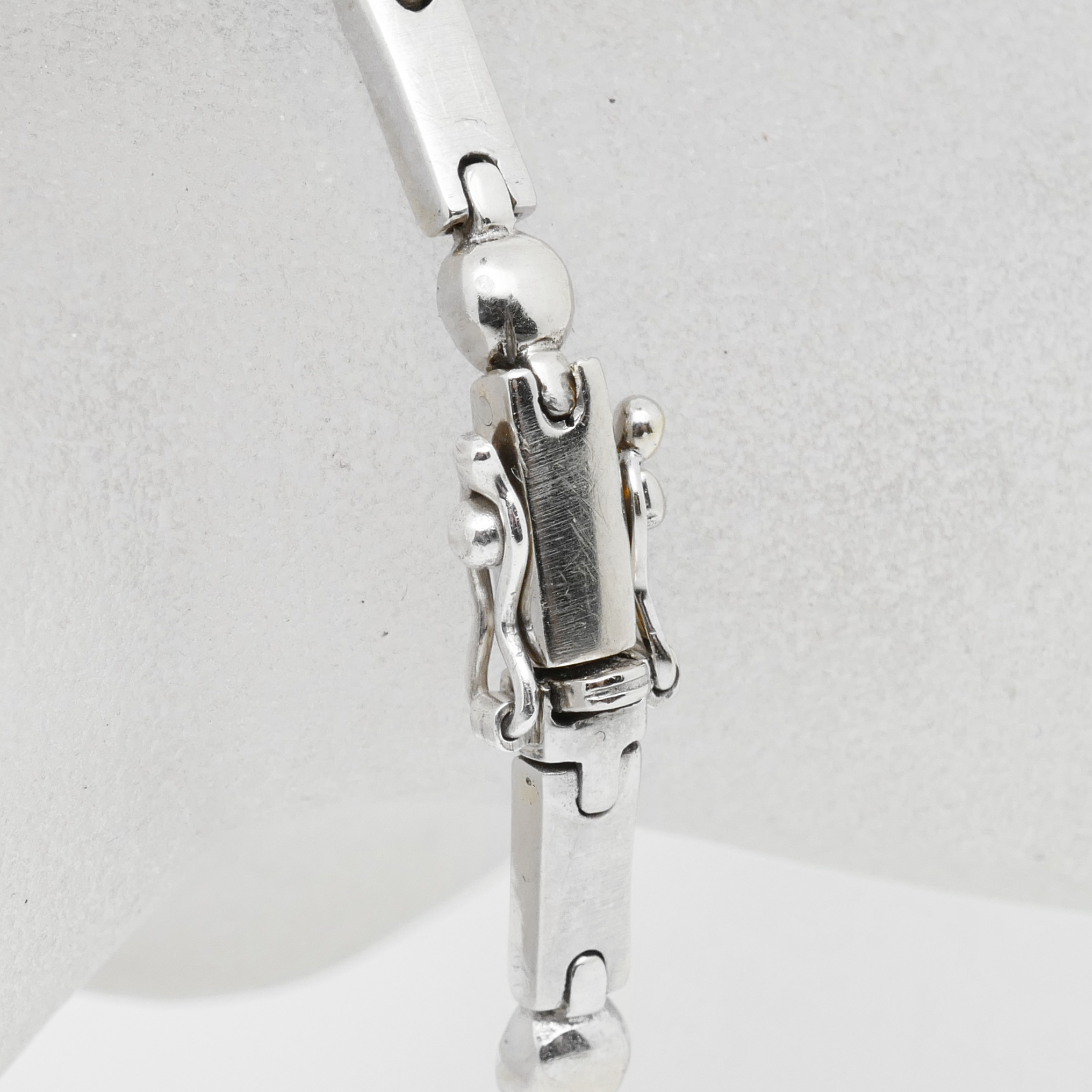 Detailaufnahme des Verschlusses eines 750 Weißgoldarmbands