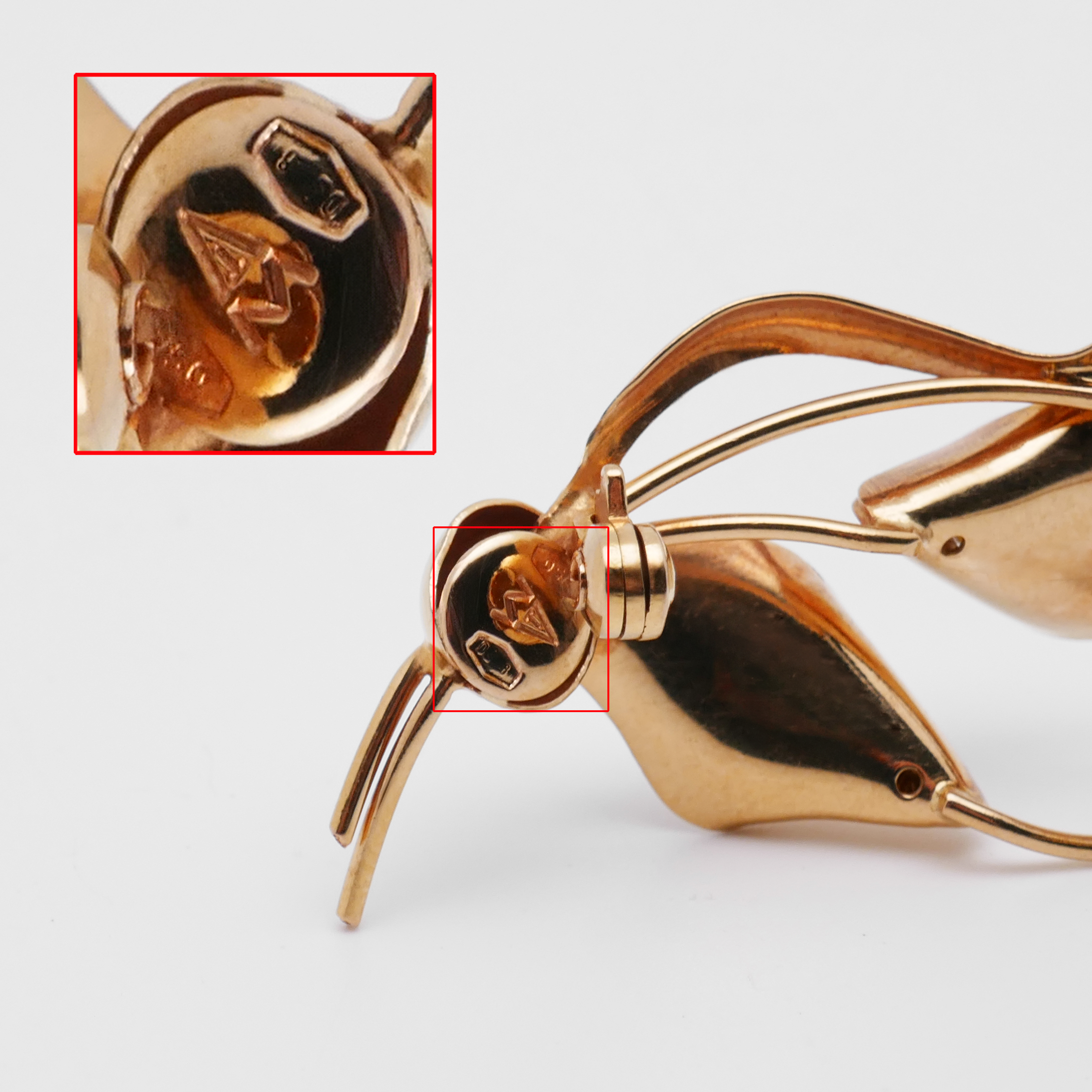 Detailaufnahme der Punze einer 750 Goldbrosche
