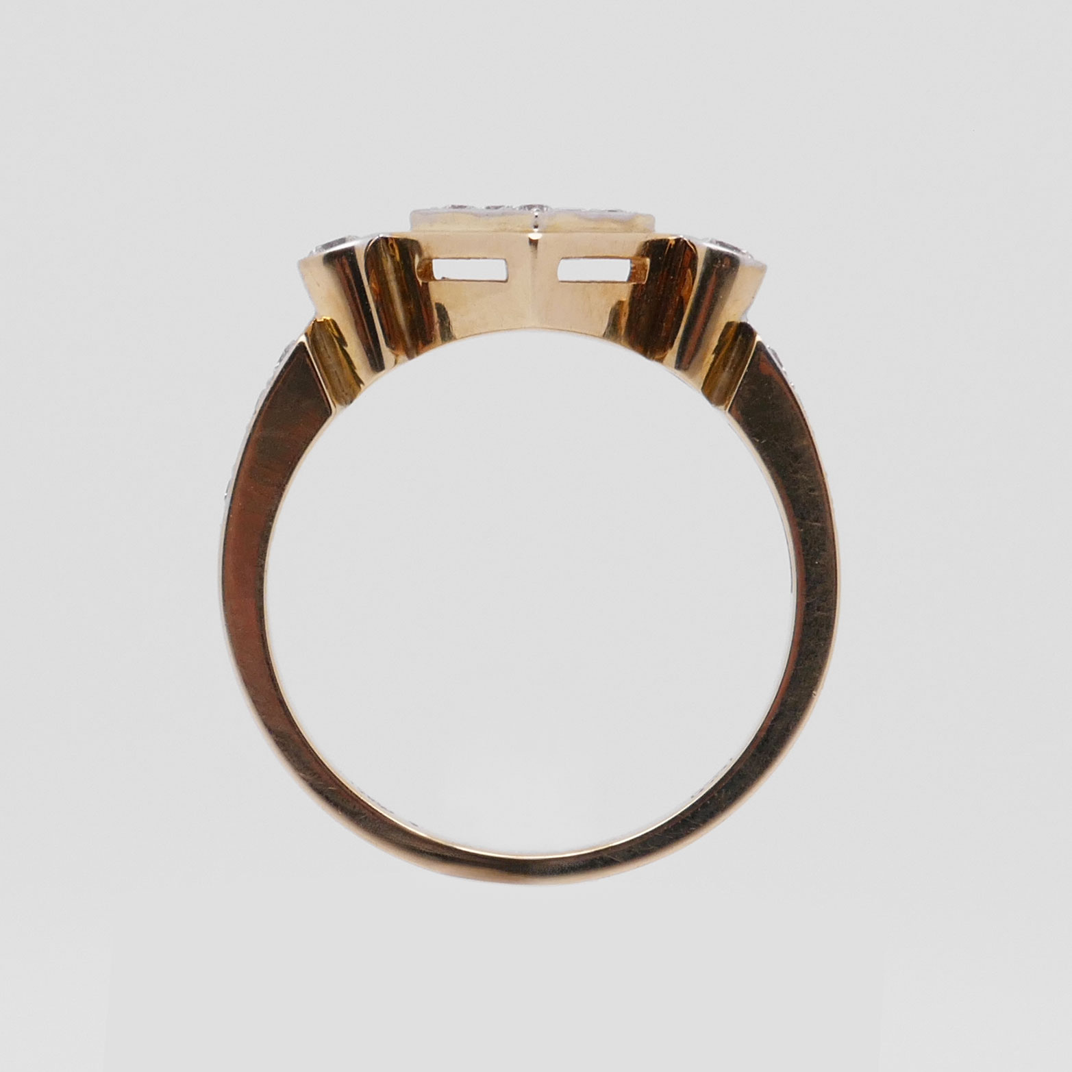 Seitenprofil des Cluster Rings aus 14 Karat Gold