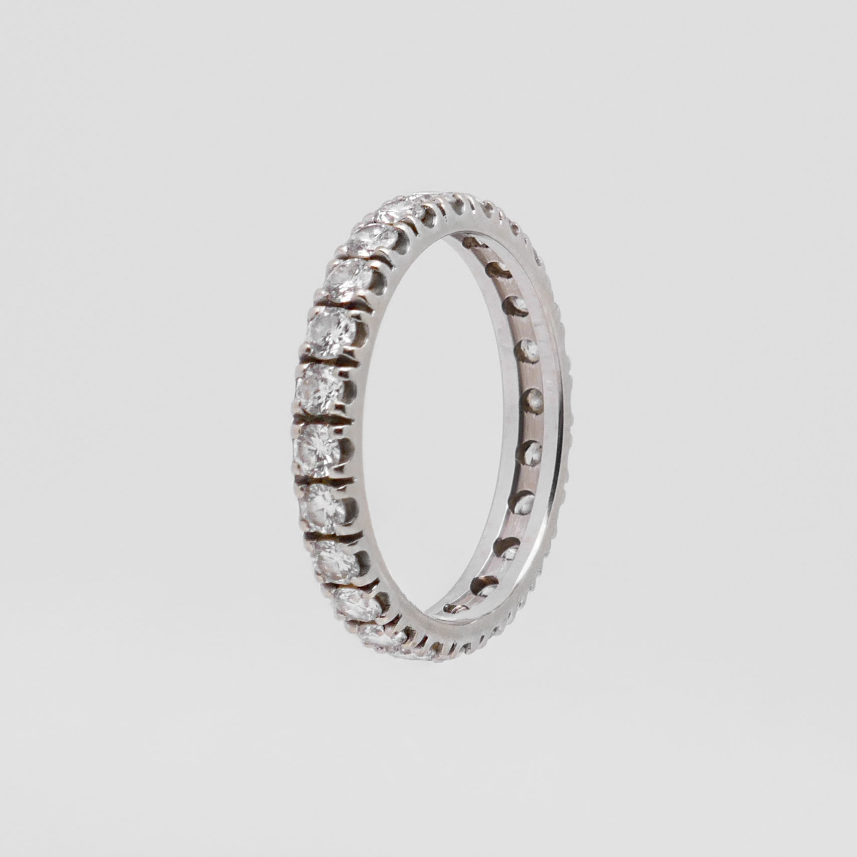 Memoryring mit umlaufend gefassten Diamanten
