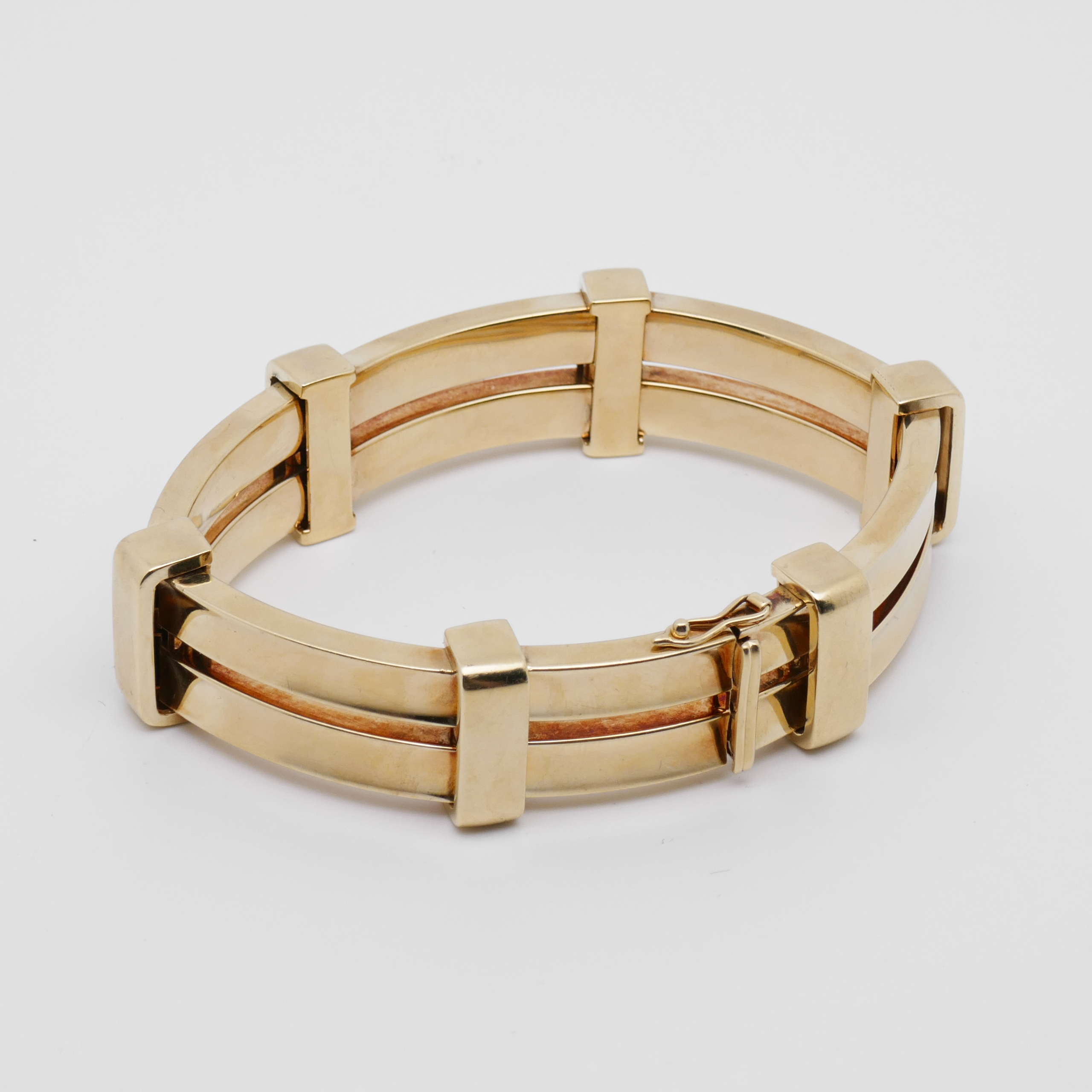 Geöffnetes Armband aus 585 Gelbgold mit sichtbarem Verschluss und Punze