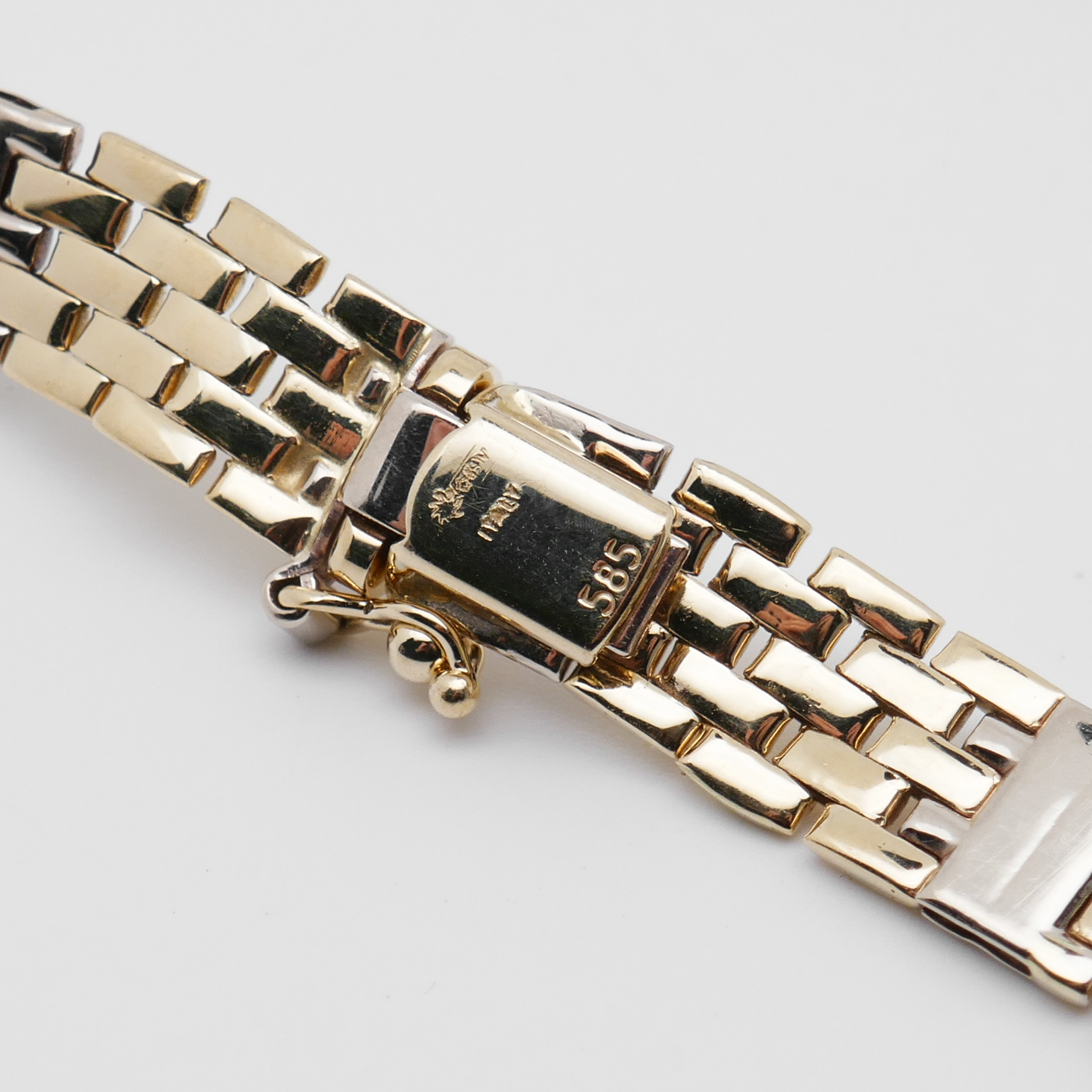 Detailaufnahme von Verschluss und Punze an einem Bicolor Collier aus 585 Gold