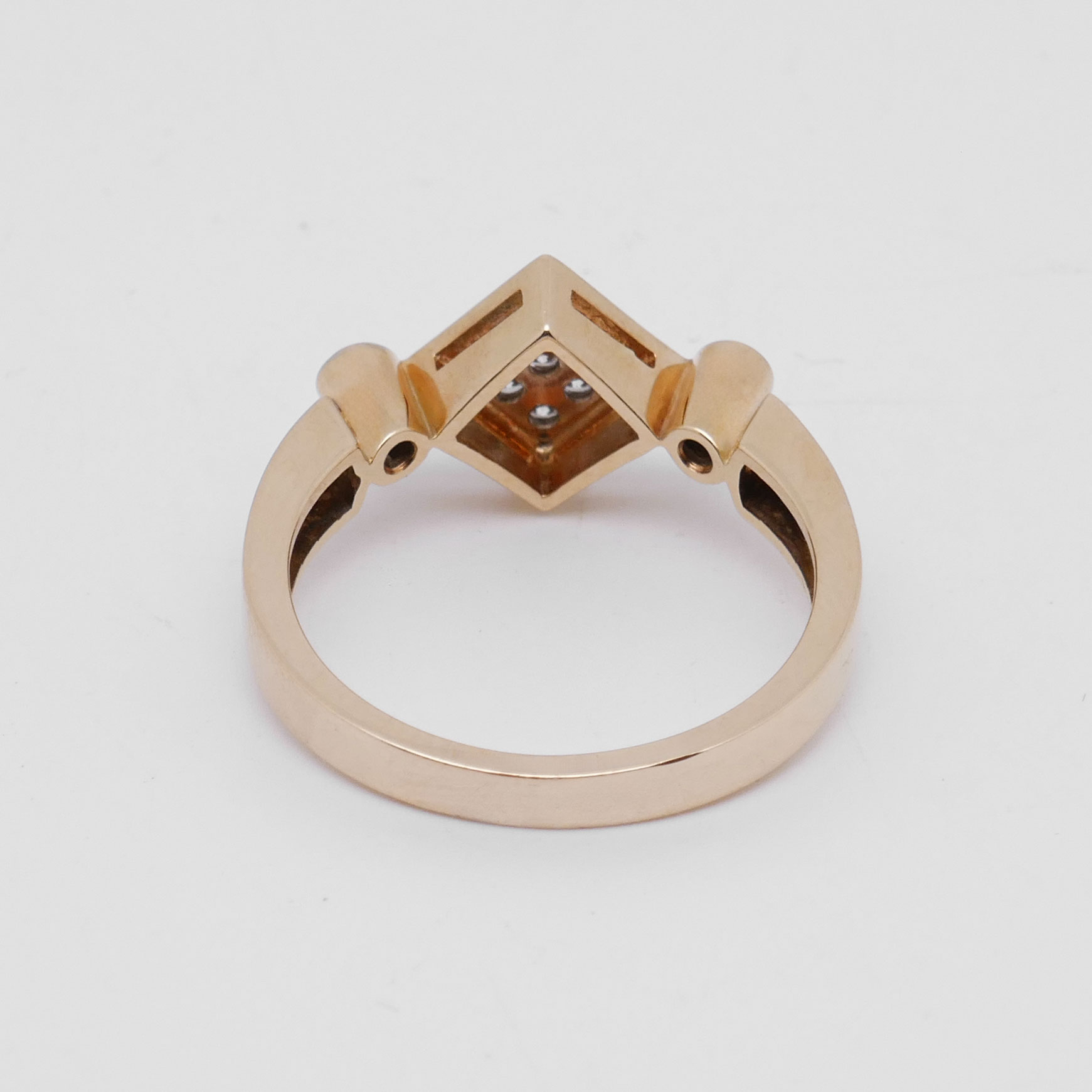 Rückseite des 585 Goldrings mit Diamantbesatz