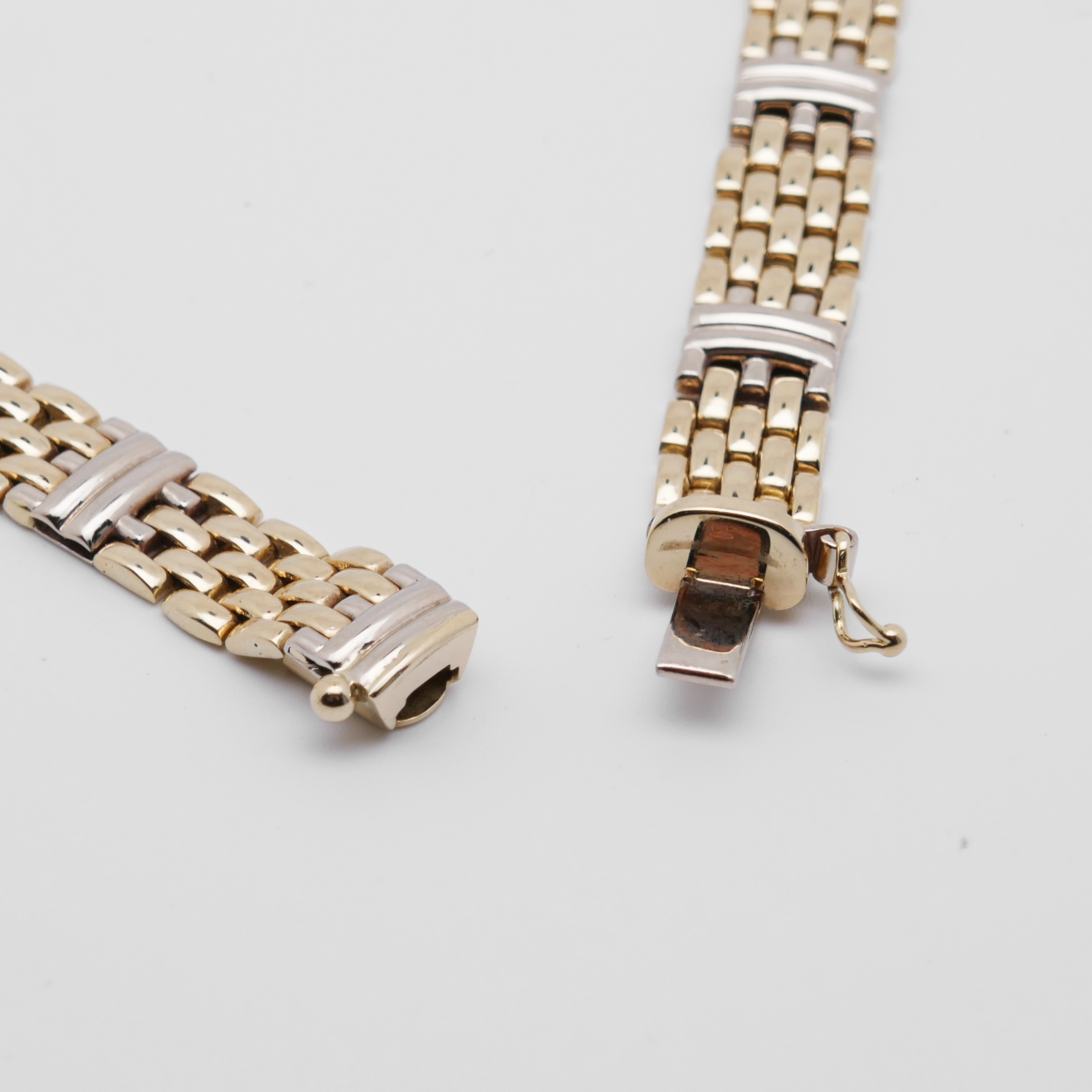 Geöffnetes Collier aus 585 Gold mit sichtbarem Steckverschluss und Sicherung