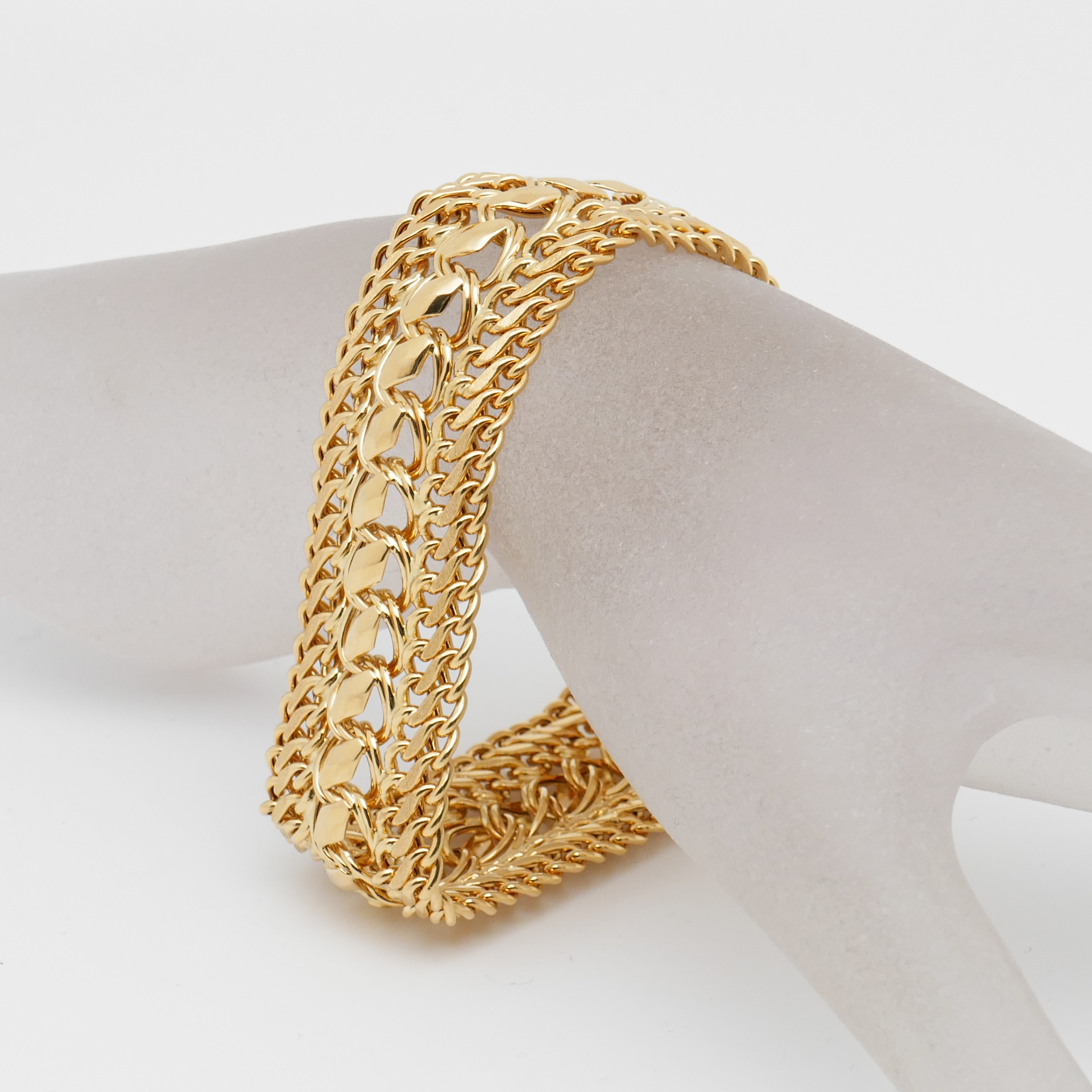 Breites 18 Karat Gelbgold Armband mit mehrreihiger Kettenstruktur am Arm präsentiert