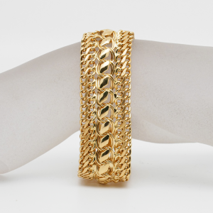 Seitliche Perspektive des Goldarmbands